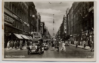 AK Foto Berlin Friedrichstraße viele Autos Menschen 1940