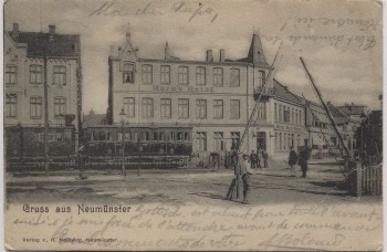 AK Gruss aus Neumünster Horn's Hotel mit Bahngleis Zug Schranke 1902 RAR