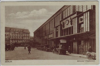 AK Berlin Bahnhof Friedrichstraße mit Gepäckaufbewahrung 1920