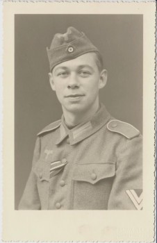 AK Foto Soldat in Uniform Schiffchen Knopfband Ärmelabzeichen Wehrmacht Porträt 2.WK 1940