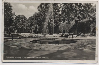 AK Foto Ostseebad Kolberg Frühkonzertplatz mit Fontäne Kołobrzeg Pommern Polen 1941