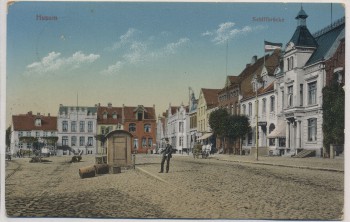 AK Husum Schiffbrücke Mann mit Gasthof Fahne 1911 RAR