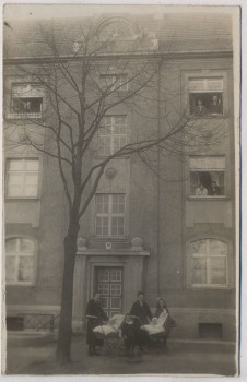 AK Foto Berlin Pankow Hausansicht Nr. 10 Frauen mit Kinderwagen 1925