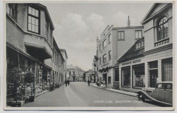 AK Foto Varel Adolf-Hitler-Straße mit Fahne Geschäften 1940 RAR