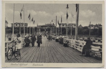 AK Foto Seebad Ahlbeck (Heringsdorf) Seebrücke Menschen Frau mit Rad 1940