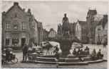 AK Foto Husum Nordsee Großstraße Brunnen Markt viele Menschen Autos 1961